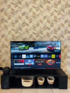 Μια τηλεόραση ή/και κέντρο ψυχαγωγίας στο La Casa Savary Charm & Comfort of Lauragais 140 m2