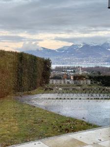 een waterlichaam met bergen op de achtergrond bij Torrent House in Bouveret