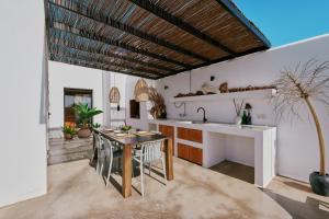 Kuchyň nebo kuchyňský kout v ubytování Casa del Aljibe - La Casa