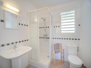 Ένα μπάνιο στο Appartement avec jardin à 200m de la plage