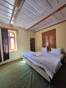 Postel nebo postele na pokoji v ubytování Rackham Stays