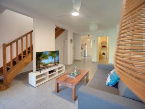 Μια τηλεόραση ή/και κέντρο ψυχαγωγίας στο Appartement avec jardin à 200m de la plage