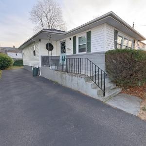 Το κτήριο όπου στεγάζεται  η παραθεριστική κατοικία