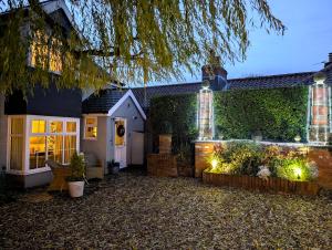 una casa con luci sui lati di The Saddlery Holiday Cottage - Near Wolds And Coast a North Thoresby