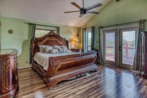 En eller flere senge i et værelse på Two Waters Retreat + 43 billeder