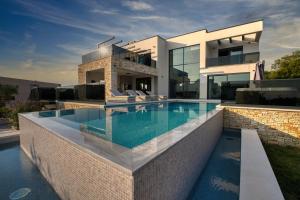 een huis met een zwembad ervoor bij Villa Bella in Bale