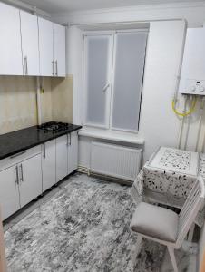 Η κουζίνα ή μικρή κουζίνα στο Apartament modern plaja Nistrului +12 φωτογραφίες
