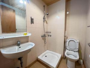 a bathroom with a sink and a toilet at فندق مهوى الفؤاد - المعابدة in An Naqāʼ +38 photos