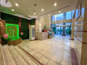 a lobby of a building with a fish tank at فندق مهوى الفؤاد - المعابدة in An Naqāʼ