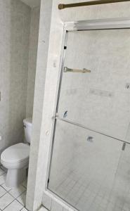 ein Badezimmer mit Glasdusche und WC in der Unterkunft Men Only Hostel in Fort Lauderdale