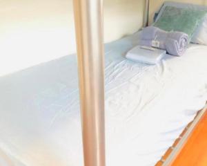 eine Nahaufnahme eines Bettes in einem Zimmer in der Unterkunft Men Only Hostel in Fort Lauderdale