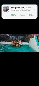 un grupo de personas en una piscina en hostal Casa pura vida, en Rivas