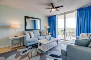 ein Wohnzimmer mit Sofa und Tisch in der Unterkunft The Cayo Coco | Key West Condo with Pool Hot Tub & Balcony Views in Key West