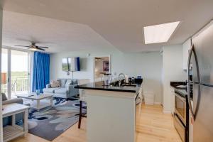 eine Küche und ein Wohnzimmer mit Kühlschrank in der Unterkunft The Cayo Coco | Key West Condo with Pool Hot Tub & Balcony Views in Key West