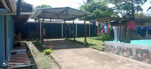 a house with a clothesline with clothes hanging from it at hostal Casa pura vida in Rivas