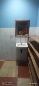 Un baño con un lavabo blanco en una habitación. en hostal Casa pura vida, en Rivas