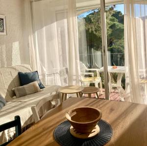 a room with a table with a bowl on top of it at Idyllique ! Terrasse vue jardin et montagne, parking, local à vélos, à 2 pas de la plage et piscine de mai à septembre ! in Argelès-sur-Mer