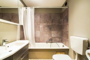 Et badeværelse på Alpine Escape Cozy Retreat + 22 billeder