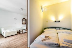 En eller flere senge i et værelse på Alpine Escape Cozy Retreat