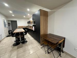 een keuken met een houten tafel en een aanrechtblad bij Maison le petit coin secret in Châtillon-sur-Seine