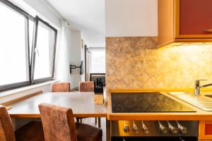 Køkken eller tekøkken på Alpine Escape Cozy Retreat