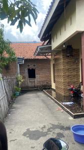 El edificio en el que está el barco