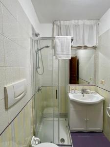 The Mazzitellis Home في نيتّونو: حمام مع دش ومغسلة