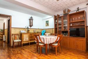 una sala da pranzo con tavolo e sedie di CASA TONIO a Banyeres de Mariola