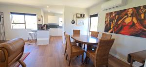 Η κουζίνα ή μικρή κουζίνα στο Bumble Bee Cottage