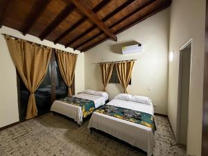 Una cama o camas en una habitación de Guacamayas del Mar