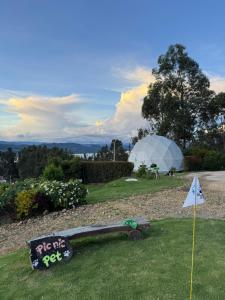uma placa que diz comeu o rato na grama em Glamping Store em Guatavita