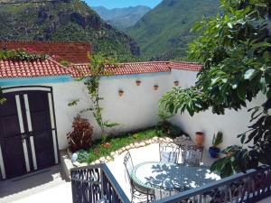 Nespecifikovaný výhled na hory nebo výhled na hory při pohledu z prázdninového domu