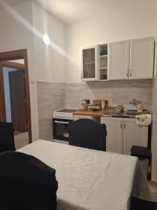 Kuchyň nebo kuchyňský kout v ubytování Paviljoni apartman