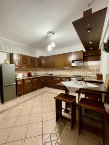 The Mazzitellis Home في نيتّونو: مطبخ مع خزائن خشبية وثلاجة من الفولاذ المقاوم للصدأ