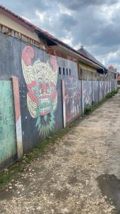 El edificio en el que está el barco