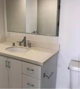 Peace and Quiet Dorm Rooms - في ميامي: حمام مزود بحوض ومِرآة