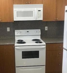 Peace and Quiet Dorm Rooms - في ميامي: مطبخ مع موقد ابيض وميكرويف