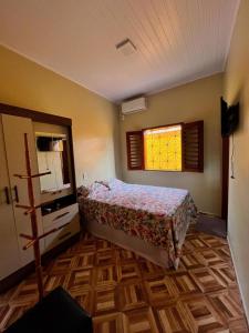 een slaapkamer met een bed en een raam bij Casa Beberibe in Beberibe