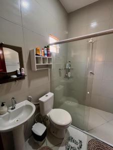 een badkamer met een toilet, een wastafel en een douche bij Casa Beberibe in Beberibe +18 foto's