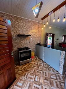 een keuken met een aanrecht en een fornuis. bij Casa Beberibe in Beberibe