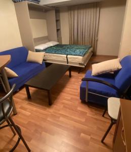 Kʼumlistsʼikheにあるaxisのベッドとソファのあるリビングルーム +5枚の写真