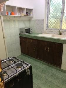 Nhà bếp/bếp nhỏ tại Charming cottage near the beach