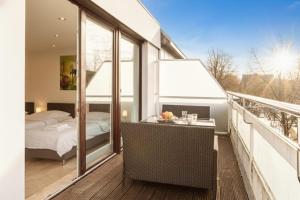 - Balcón con 1 dormitorio y 1 cama en have-a-nice-Stay - Penthouse I Innenstadt I wenige Minuten zum Bahnhof I riesige Dachterrasse, en Ahrensburg