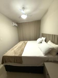 a bedroom with a bed with a ceiling fan at Apê moderno no Centro, perto de tudo em Belém in Belém +38 photos