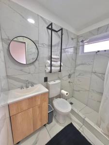 Casa Mirador Austral La familia entera en un solo lugar con una increíble vista y tranquilidad في أوشوايا: حمام مزود بمرحاض ومغسلة ومرآة