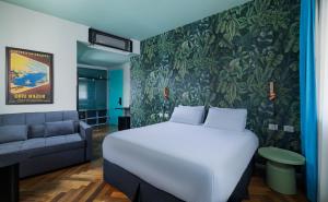 Кровать или кровати в номере Scarlet Hotel