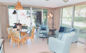 een woonkamer gevuld met meubels en een tafel bij Maui Eldorado Condo G101 in Kaanapali