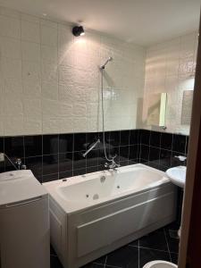 Koupelna v ubytování Apartman Lav Loris + 13 fotografií