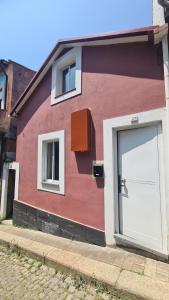 une maison rouge et blanche avec une porte blanche dans l'établissement Lady Vine by Lady Collection, à Porto