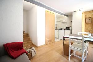 un salon avec un canapé et une table et une cuisine dans l'établissement Lady Vine by Lady Collection, à Porto